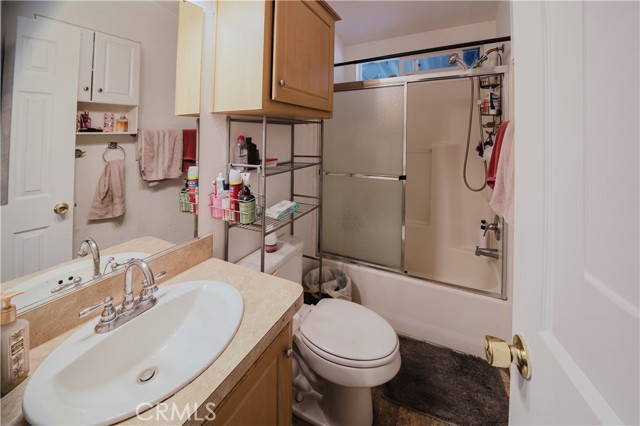 250 N Linden Avenue, Rialto CA: https://media.crmls.org/medias/9b8ebdb3-175e-4359-a4ca-e1a68fee359f.jpg