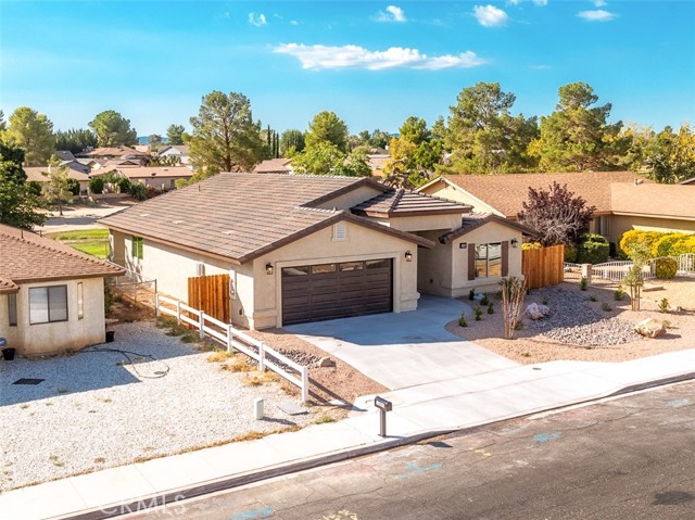 13835 Burning Tree Drive, Victorville CA: https://media.crmls.org/medias/9b94012e-e28a-417e-b322-07f30395e50b.jpg