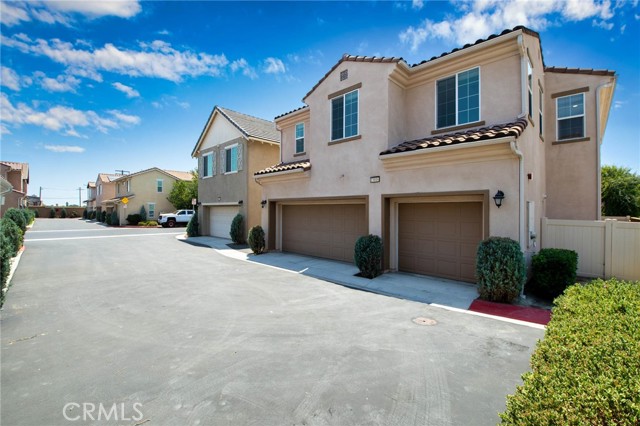 13016 Waterlily Way, Chino CA: https://media.crmls.org/medias/9b9bdad9-b09d-40a0-b154-982d25a506ca.jpg
