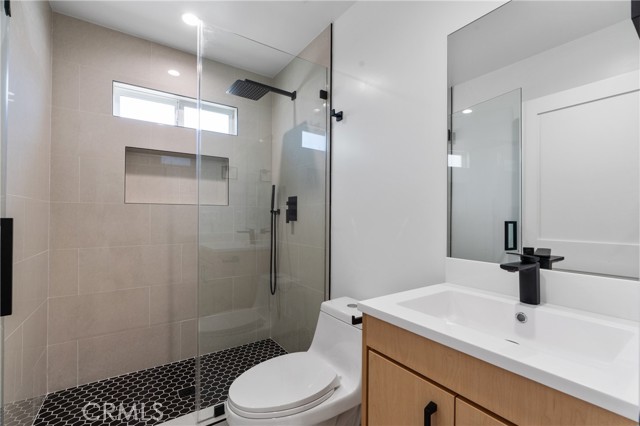 Detail Gallery Image 16 of 20 For 11140 Woodley Ave #1/2,  Granada Hills,  CA 91344 - 3 Beds | 2 Baths