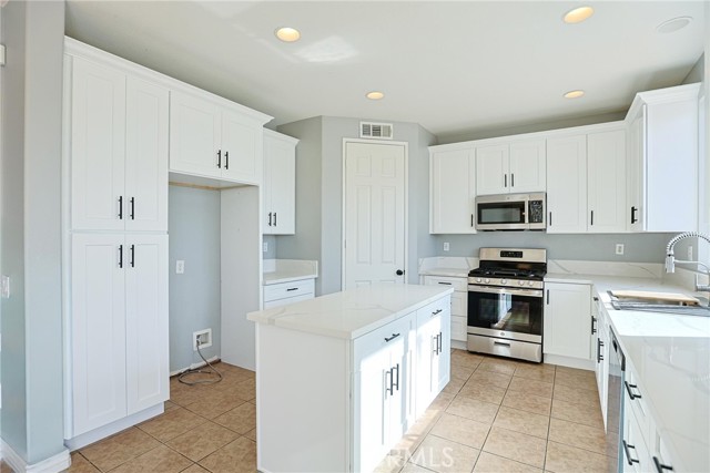 Detail Gallery Image 14 of 70 For 26523 Bladen Ave, Murrieta,  CA 92562 - 5 Beds | 3 Baths