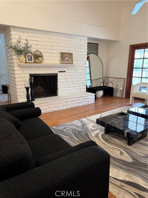 Detail Gallery Image 8 of 20 For 5341 Dubois Ave, Woodland Hills,  CA 91367 - 4 Beds | 2/1 Baths