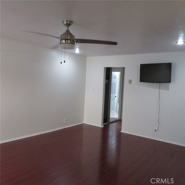 545 Chestnut Avenue, Long Beach CA: https://media.crmls.org/medias/9babd486-9423-4066-9121-6660ad5e1992.jpg