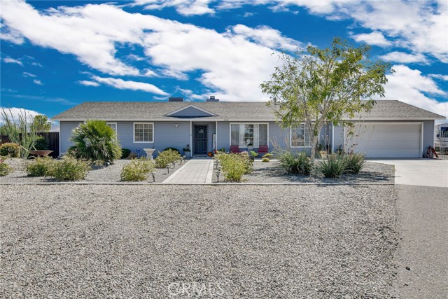 Detail Gallery Image 1 of 1 For 21021 Sioux Rd, Apple Valley,  CA 92308 - 3 Beds | 2 Baths