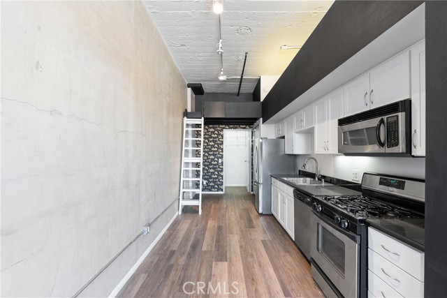420 S San Pedro Street, Los Angeles CA: https://media.crmls.org/medias/9bac743d-f787-4182-b3a5-53d17c386763.jpg