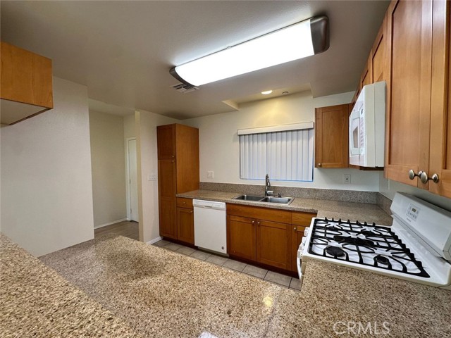Detail Gallery Image 5 of 21 For 7551 Jordan #304,  Canoga Park,  CA 91303 - 3 Beds | 2 Baths