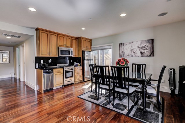 Detail Gallery Image 4 of 11 For 2504 23rd St #B,  Santa Monica,  CA 90405 - 2 Beds | 2 Baths