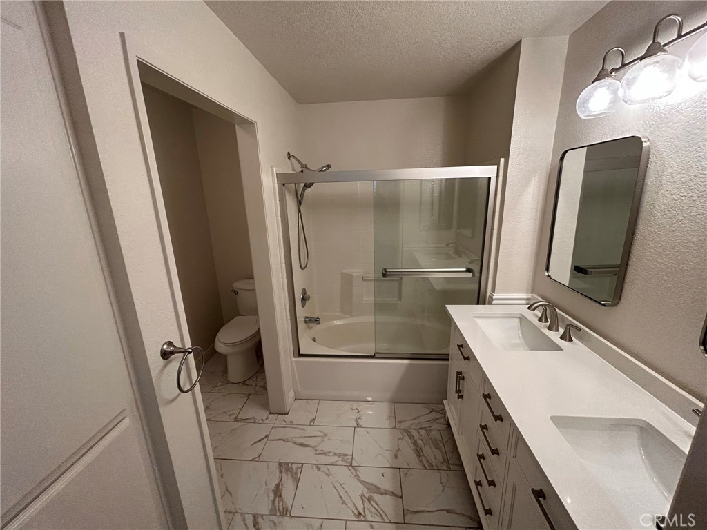 https://media.crmls.org/medias/9bafbe38-0505-4a95-a97d-fae54dbdf893.jpg?preset=X-Large