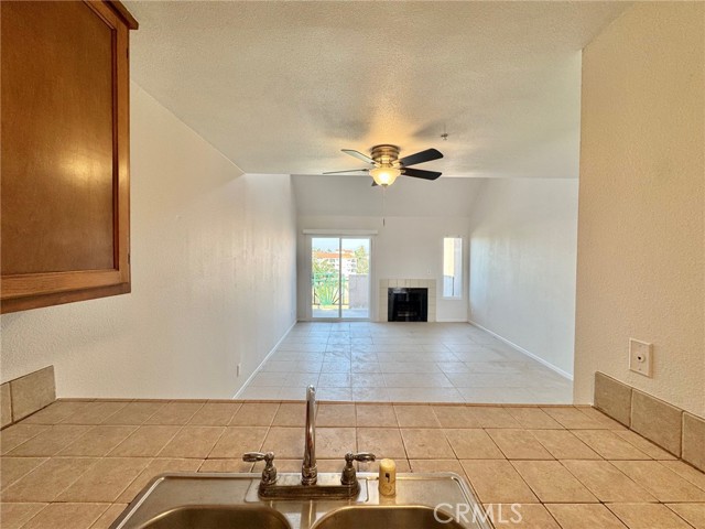 Detail Gallery Image 3 of 13 For 450 E 4th St #437,  Santa Ana,  CA 92701 - 2 Beds | 2 Baths