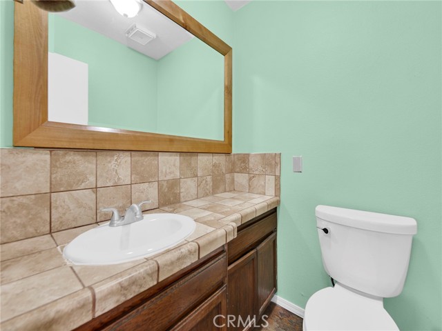 Detail Gallery Image 13 of 31 For 18425 Saticoy St #1,  Reseda,  CA 91335 - 3 Beds | 2/1 Baths