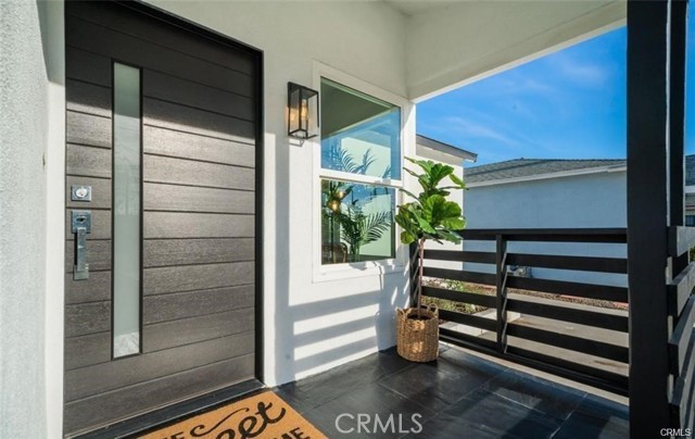 1484 N Clybourn Avenue, Burbank CA: https://media.crmls.org/medias/9bb87146-7ef2-40bb-8800-bbeefbb066ec.jpg