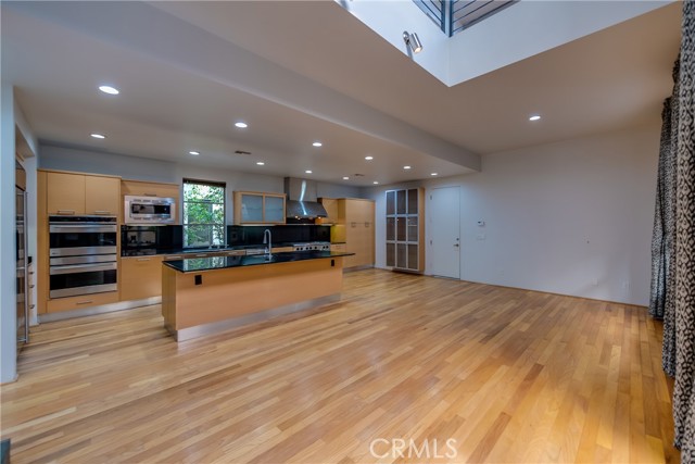 143 Union Jack Mall, Marina del Rey CA: https://media.crmls.org/medias/9bb87195-1f5e-4f70-a101-20fae9c35cc1.jpg