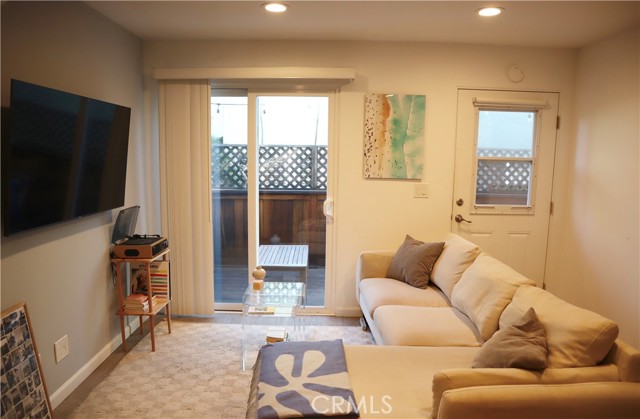 Detail Gallery Image 3 of 12 For 219 42nd, Manhattan Beach,  CA 90266 - 1 Beds | 1 Baths