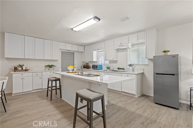 2420 Maine Avenue, Long Beach CA: https://media.crmls.org/medias/9bbbfb54-f314-4c2b-b008-2a2ca7272c86.jpg
