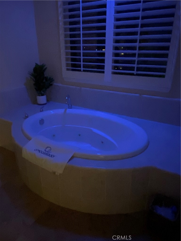 https://media.crmls.org/medias/9bbd484b-b28e-4676-8531-97aa6b401817.jpg?preset=X-Large