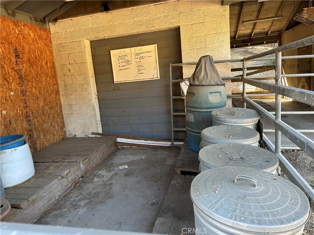 https://media.crmls.org/medias/9bbdc9aa-d8cd-4b69-8afd-f075224b3695.jpg?preset=X-Large