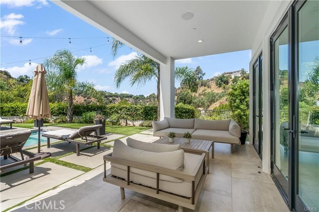 Detail Gallery Image 23 of 65 For 9484 Gloaming Dr, Beverly Hills,  CA 90210 - 4 Beds | 4 Baths