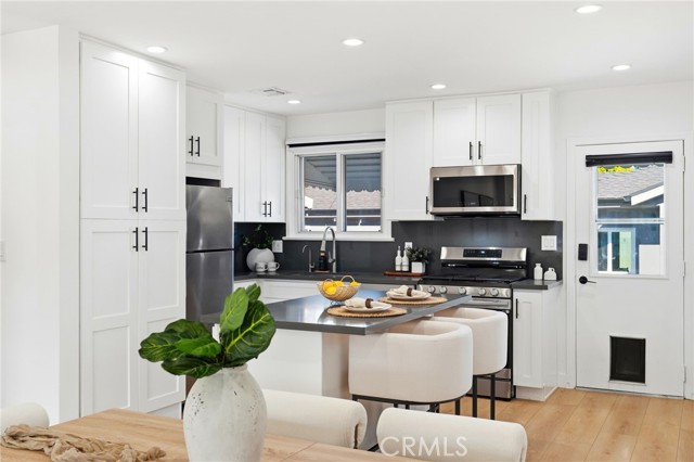 Detail Gallery Image 12 of 74 For 2140 N Rose St, Burbank,  CA 91505 - 5 Beds | 3/1 Baths