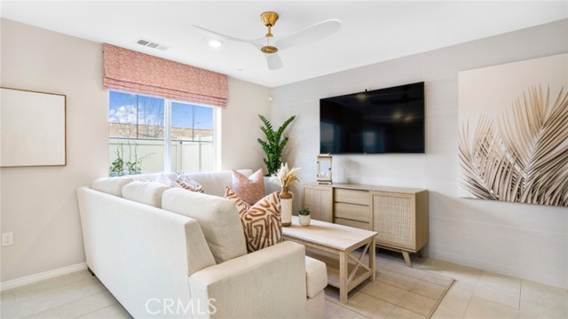 Detail Gallery Image 5 of 22 For 19279 Beech Grove St, Riverside,  CA 92507 - 3 Beds | 2/1 Baths