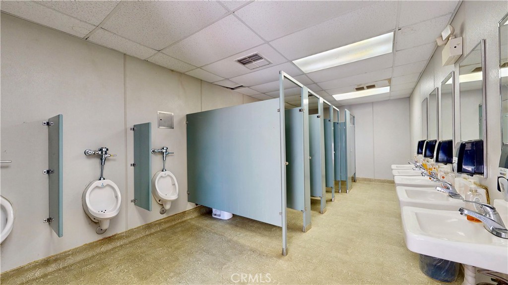 https://media.crmls.org/medias/9bd003eb-347a-4684-a4ae-7bd21895406e.jpg?preset=X-Large