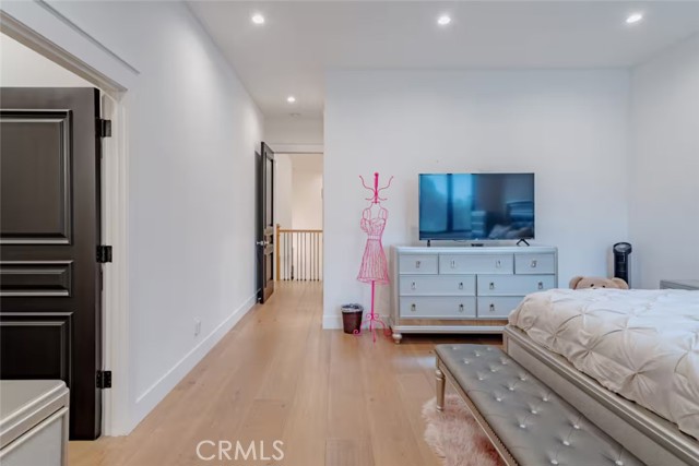 5225 Topeka Drive, Tarzana CA: https://media.crmls.org/medias/9bd1b384-6e08-4f38-b55a-3a46d8cb45c7.jpg