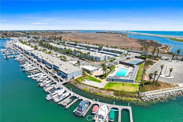 4062 Aladdin Drive, Huntington Beach CA: https://media.crmls.org/medias/9bd5aeef-471f-46ea-a9d3-9e9cbf6fd691.jpg