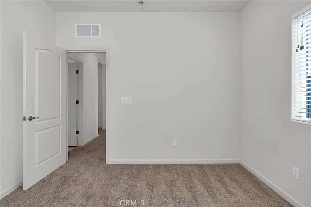 https://media.crmls.org/medias/9bd76b01-4467-4b56-adfe-44f022d2a0e7.jpg?preset=X-Large