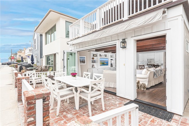 Detail Gallery Image 2 of 32 For 213 34th St, Newport Beach,  CA 92663 - 3 Beds | 3 Baths