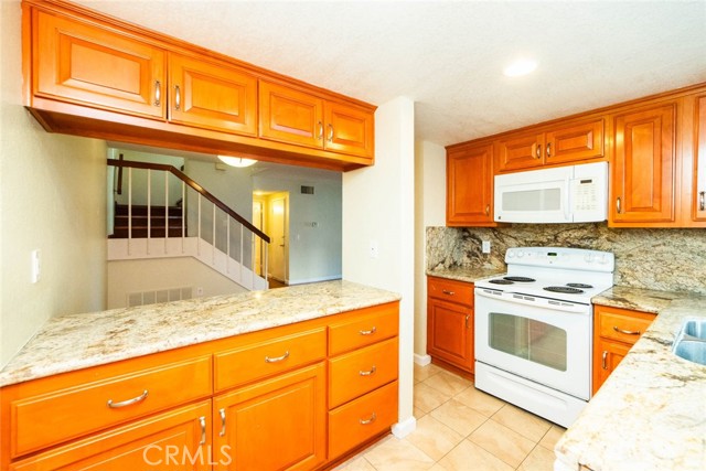 Detail Gallery Image 3 of 28 For 923 Lombard Ct, Costa Mesa,  CA 92626 - 3 Beds | 2/1 Baths