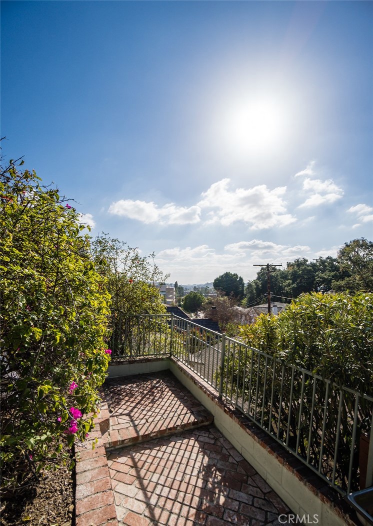 https://media.crmls.org/medias/9bd9411a-729c-4972-8d7c-4498858a78b4.jpg?preset=X-Large