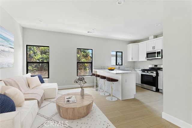 Detail Gallery Image 4 of 20 For 1172 Wilton, Hollywood,  CA 90038 - 2 Beds | 1 Baths