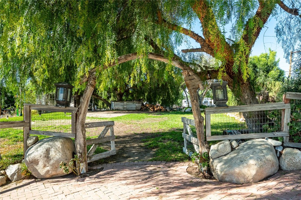 https://media.crmls.org/medias/9be00070-e822-4996-ba03-e4870922db39.jpg?preset=X-Large