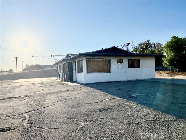 Detail Gallery Image 4 of 7 For 15720 Mojave Dr, Victorville,  CA 92394 - 4 Beds | 2 Baths