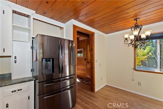 Detail Gallery Image 11 of 40 For 863 Oak Rd, Lake Arrowhead,  CA 92386 - 3 Beds | 2 Baths