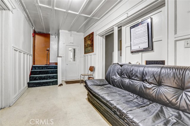 1470 W Adams Boulevard, Los Angeles CA: https://media.crmls.org/medias/9be82532-68dc-473b-af8d-6855e312f6fb.jpg