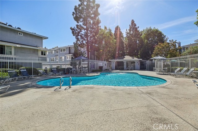 Detail Gallery Image 36 of 39 For 19130 Beachcrest Ln #E,  Huntington Beach,  CA 92646 - 3 Beds | 2/1 Baths