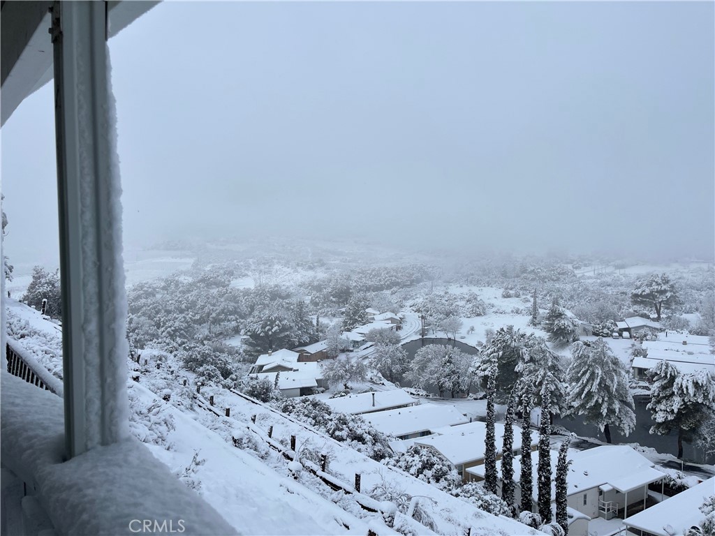 https://media.crmls.org/medias/9bed4da6-350b-4562-bec7-c5b03d39de74.jpg?preset=X-Large