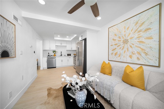 Detail Gallery Image 10 of 27 For 102 Intrepid, Newport Beach,  CA 92663 - 4 Beds | 3 Baths