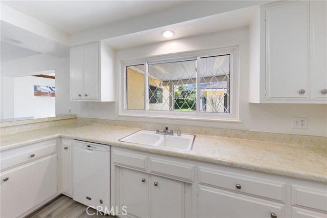 Detail Gallery Image 11 of 49 For 305 Robin Hood Ln, Costa Mesa,  CA 92627 - 5 Beds | 2/2 Baths