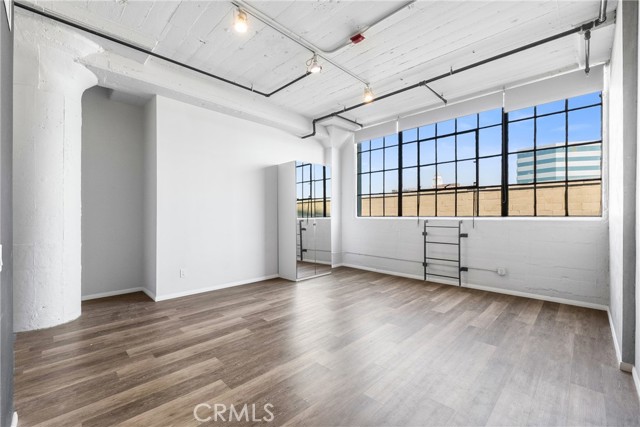 420 S San Pedro Street, Los Angeles CA: https://media.crmls.org/medias/9beeff89-67d8-4e6e-8169-4ab296c363de.jpg