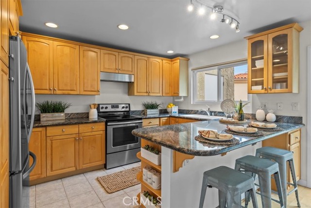 Kitchen with breakfast bar