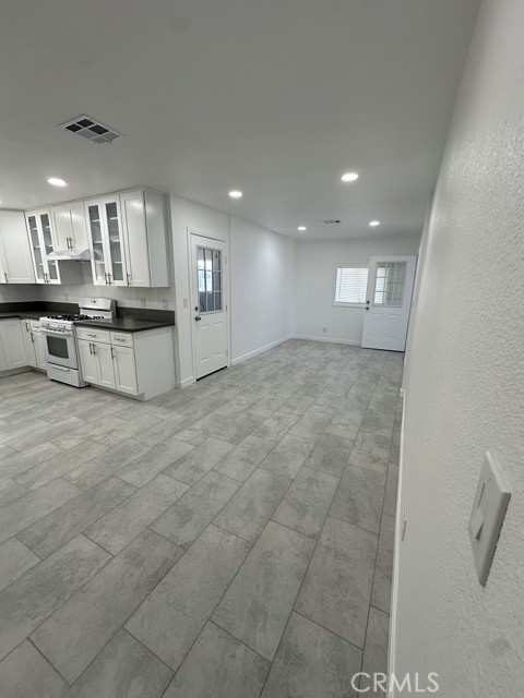 Detail Gallery Image 3 of 6 For 15139 Las Piedras Dr, Victorville,  CA 92395 - 4 Beds | 2 Baths