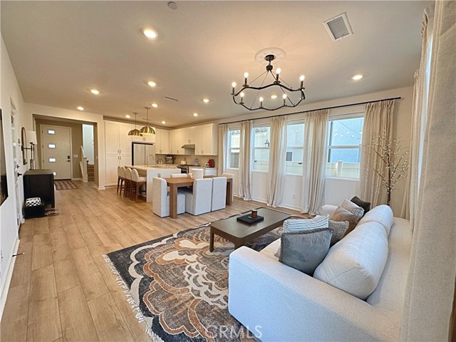 Detail Gallery Image 3 of 33 For 4007 Pomelo Dr, Corona,  CA 92883 - 3 Beds | 2/1 Baths