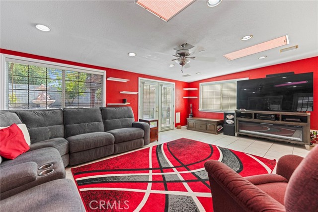 16080 San Jacinto Avenue, Fontana CA: https://media.crmls.org/medias/9bf620c7-6084-497e-8fa7-4aeda24b5bcf.jpg