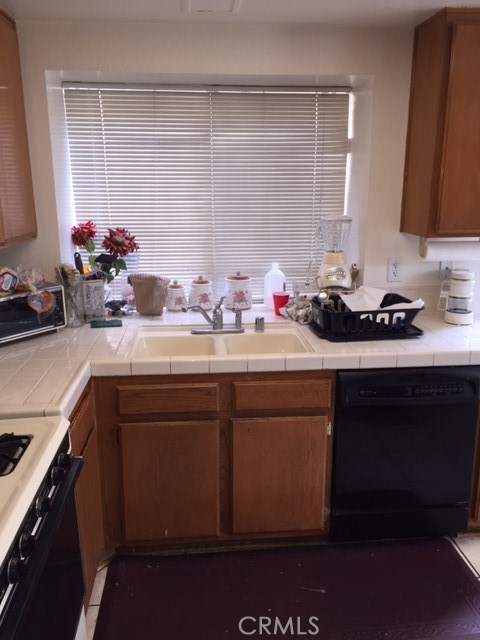 Detail Gallery Image 6 of 15 For 111 Monroe Ct, San Bernardino,  CA 92408 - 3 Beds | 2/1 Baths