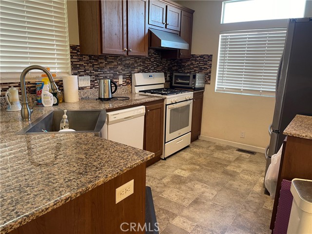 Detail Gallery Image 3 of 6 For 11733 166th, Norwalk,  CA 90650 - 2 Beds | 2 Baths