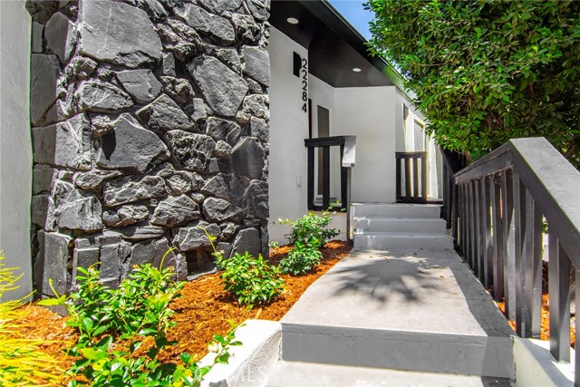 Detail Gallery Image 4 of 65 For 22284 Avenue San Luis, Woodland Hills,  CA 91364 - 6 Beds | 5/1 Baths