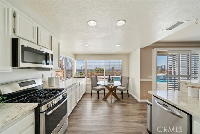 Detail Gallery Image 14 of 41 For 17927 via La Cresta, Chino Hills,  CA 91709 - 4 Beds | 3 Baths