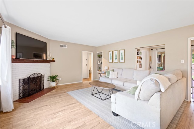 745 N Laurel Avenue, Upland CA: https://media.crmls.org/medias/9bfd5951-8e3f-4144-bdc2-c7b81a609284.jpg