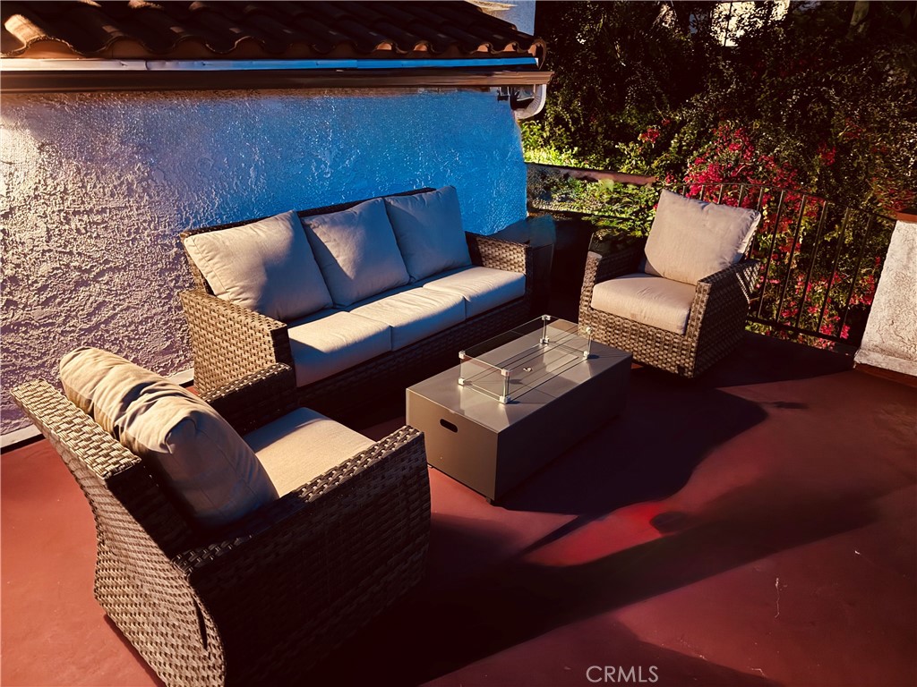 https://media.crmls.org/medias/9c022959-cc84-4c14-b29b-f147308ffc6a.jpg?preset=X-Large